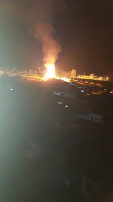 مصدر :يكشف عن سبب انفجارات مخزن السلاح بمعسكر الغزل والنسيج بعدن 