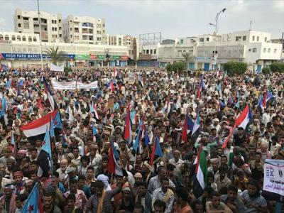 الجنوبيون يحتشدون في عدن لتأييد المجلس الانتقالي" صورة