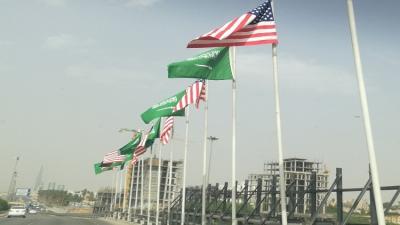 ما سر رفع  العلم السعودي مقارنة بتنكيس العلم  الأمريكي في شوارع الرياض؟