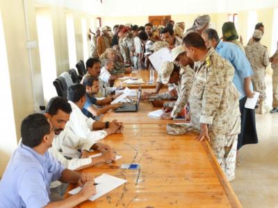 حكومة هادي  تقول انها حولت مرتبات شهرين لمنتسبي الجيش