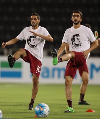 عقوبات قاسية تنتظر المنتخب القطري بسبب “قميص تميم” (صور)