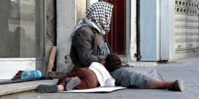 شاهد صورة صادمة ودموع حزينة لـ" معلم " أجبرته الأوضاع القاسية على التسول