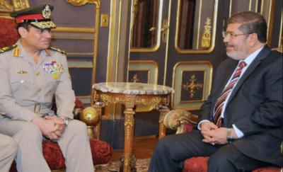 شبان موالون للسيسي يعتدون على نجل الرئيس المعزول محمد مرسي ويُحرقون وجهه بالشاي!
