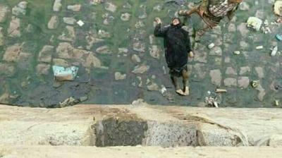 العثور على جثة مديرة مدرسة للبنات مرمية بإحدى مجاري السيول بمدينة تعز (صورة)