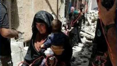صورة صادمة من الموصل.. داعشية تفجر نفسها ومعها رضيع