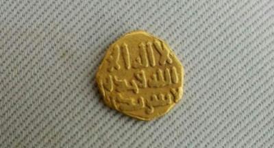 العثور على قطع نقدية ذهبية تاريخية بالضالع.. صورة