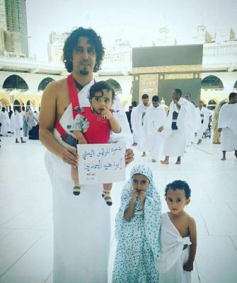 شاهد بالصورة ..نجم الكوميديا اليمنية في الحرم المكي لتأدية عمرة عن الرئيس الراحل