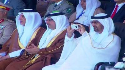 فيديو.. ولي عهد أبوظبي يصور بهاتفه العرض الجوي في مصر