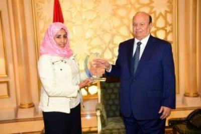من هي الباحثة  اليمنية التي اكتشف علاجا جديدا لمرض السكر .. وكرمها هادي يوم امس .. صورة