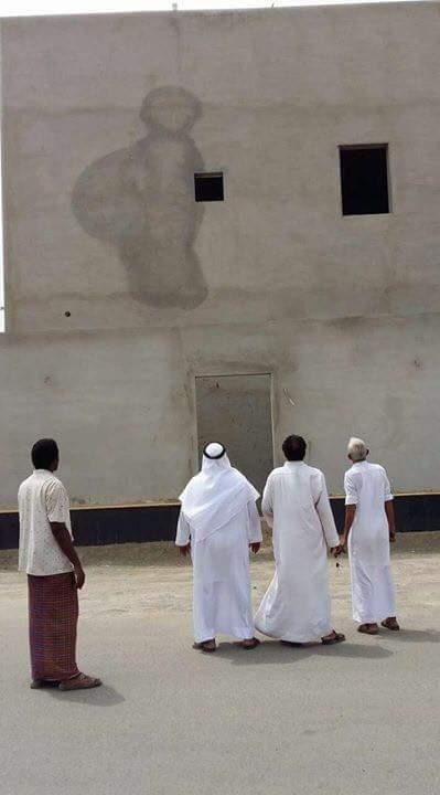 شاهد" عمارة سكنية " تثير الرعب بالسعودية بعد ظهور صورة امرأة حامل في واجهة العمارة ومالك العمارة يكشف السبب؟