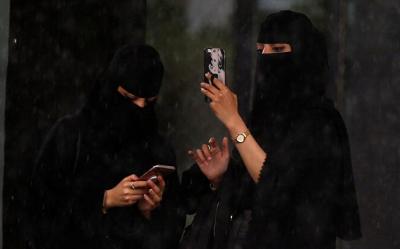 فتاة سعودية توثق ما يدور في المملكة «خلف العباءة» 