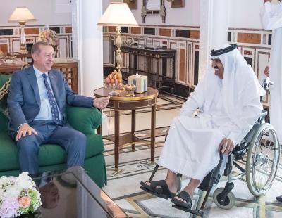 أمير قطر السابق «حمد بن خليفة» يظهرعلى كرسي متحرك خلال استقبال أردوغان في الدوحة .. (صورة)