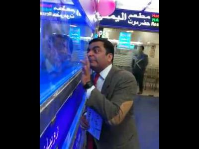 شاهد بالفيديو : " مستر بين " يظهر في أحد المطاعم اليمنية الشهيرة