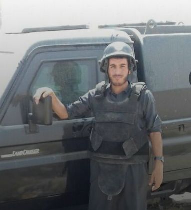 مقيم "يمني" يظهر بالعوامية السعودية  مرتديا درعا مضادا للرصاص وخوذة من يكون هذا الشخص "شاهد