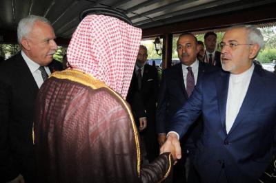 شاهد:هكذا تصرف وزير الخارجية السعودي الجبير عند لقائه وزير الخارجية الإيراني في تركيا بالصدفة 