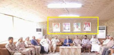 بالفيديو: شاهد القوات الإماراتية ترفع صور حكام الإمارات فوق رأس بن دغر في المخا