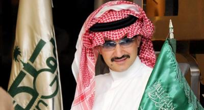 بالصورة … الوليد بن طلال يجلس مع وزيرة على يخته بـ”الشورت”