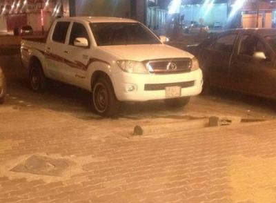 عصابة تتقطّع لمغترب يمني في طريق العبر وتنهب سيارته وممتلكاته وترميه على قارعة الطريق