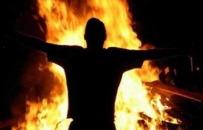 طالب يمني مبتعث في ماليزيا يحاول إضرام النار بنفسه.. بسبب الأوضاع