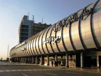 وفاة "يمنية" وإصابة شقيقها على متن طائرة قبل هبوطها بمطار القاهرة