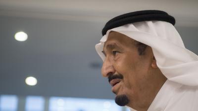 لهذا السبب تأخر ولي العهد السعودي عن مصافحة الملك