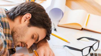 لهذه الأسباب تنام 8 ساعات يومياً لكنك تشعر بالتعب