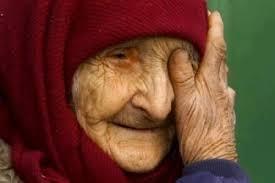إرضاءً لزوجته..رجل  يعذب أمه المسنة حتى الموت ( تفاصيل)