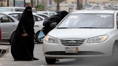 المرأة السعودية تمتهن سياقة الـ"تاكسي" في هذا الموعد 