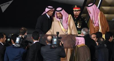 فيديو: الملك سلمان يقوم بحركة غريبة أثناء وصوله موسكو 