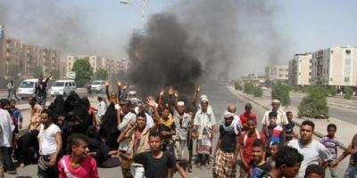 تظاهرات في عدن تطالب برحيل رئيس حكومة بن دغر او اقتحام قصر المعاشيق 