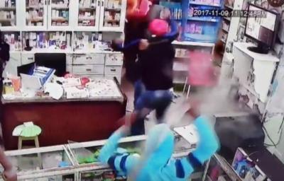 فيديو مرعب لحظة وقوع اعتداء وحشي بالسيوف على صيدلية في مصر.. (شاهد )