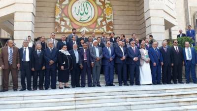 عضو بالمجلس السياسي للحوثيين يطالب باستبدال حكومة بن حبتور في صنعاء بحكومة طوارئ
