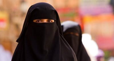 شبان عرب يغتصبون امرأة أمام زوجها ويصورون جريمتهم