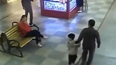 فيديو: أب ينقذ ابنه المخطوف داخل مول تجاري بالصدفة بعد اختطافه بتسعة أشهر!