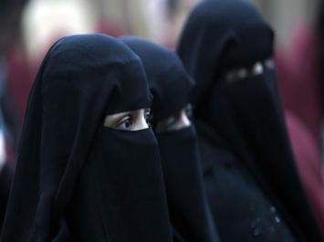 القبض على خلية نساء يمنيات يقمن بهذا العمل المشين .. تفاصيل