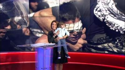 مذيعة قناة العربية تتعرض لموقف «مُربك» على الهواء.. وتقطع النشرة (شاهد الفيديو)