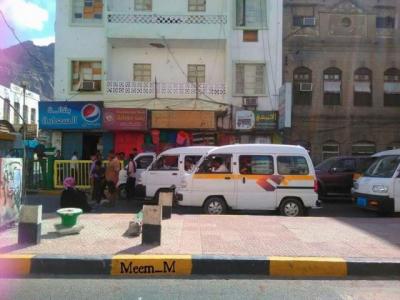  سيدة يمنية تقطع أحد الشوارع الرئيسية في مدينة عدن.. والسبب؟ (شاهد الصورة)