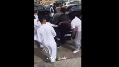 شاهد.. الأمير بن طلال يهدد مواطنين بسلاح ناري بأحد شوارع المملكة