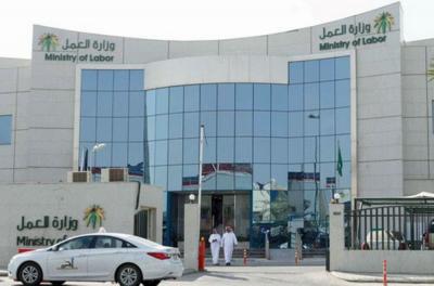 وزارة العمل السعودية تمهل المقيمين العاملين بهذه المهنة 8 أيام قبل الاستغناء عنهم!