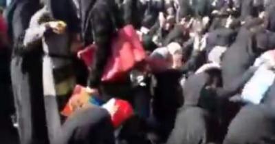 شاهد بالفيديو: مسيرة حاشدة لنساء صنعاء يطلبن بجثة الرئيس السابق صالح 