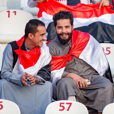 مع بداية مباراة منتخبنا مع قطر ..الجماهير اليمنية تتوافد إلى مدرجات استاد الكويت (صور)