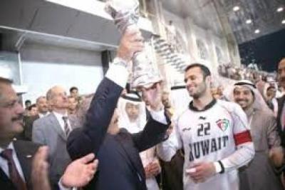 فيديو قديم للرئيس الراحل «صالح» وهو يكرم منتخب الكويت بكأس الخليج..! (شاهد)