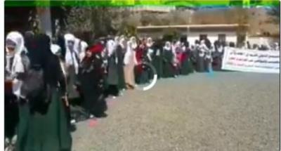 بالفيديو.. قيادي حوثي يهدد الطالبات بسحب ملفاتهم إذا لم يرددن الصرخة.. فكانت المفاجأة التي صعقته! (شاهد ماذا حدث؟!)