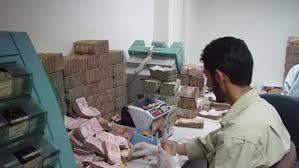 الحوثيون يقتحمون شركات صرافة في صنعاء وينهبونها