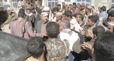 نجل محافظ ذمار يعتذر في حشد قبلي كبير للنقيب البرعي.. والأخير يرد (صورة)