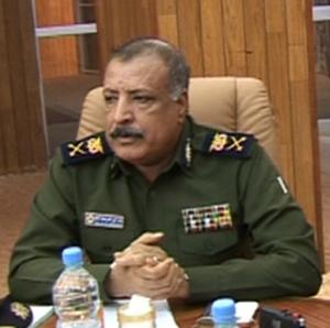 الحوثيون يستهدفون بالكاتيوشا عرضا عسكريا للشرعية .. نجاة مسئول بارز وسقوط قتلى وجرحى