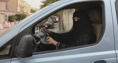 دولة خليجية تتجه للسماح للمرأة بقيادة سيارة الأجرة