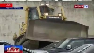 شاهد بالفيديو: رئيس دولة يحطم عشرات السيارات الفارهة بنفسه.. السبب!