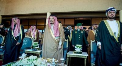 رد فعل الملك سلمان أثناء مدح عسكري سعودي لأهل قطر (فيديو)