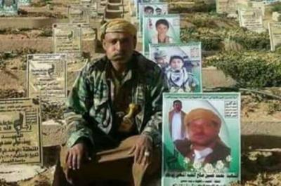 مقاتل حوثي يظهر حيا بجانب قبره في ذمار – صورة
